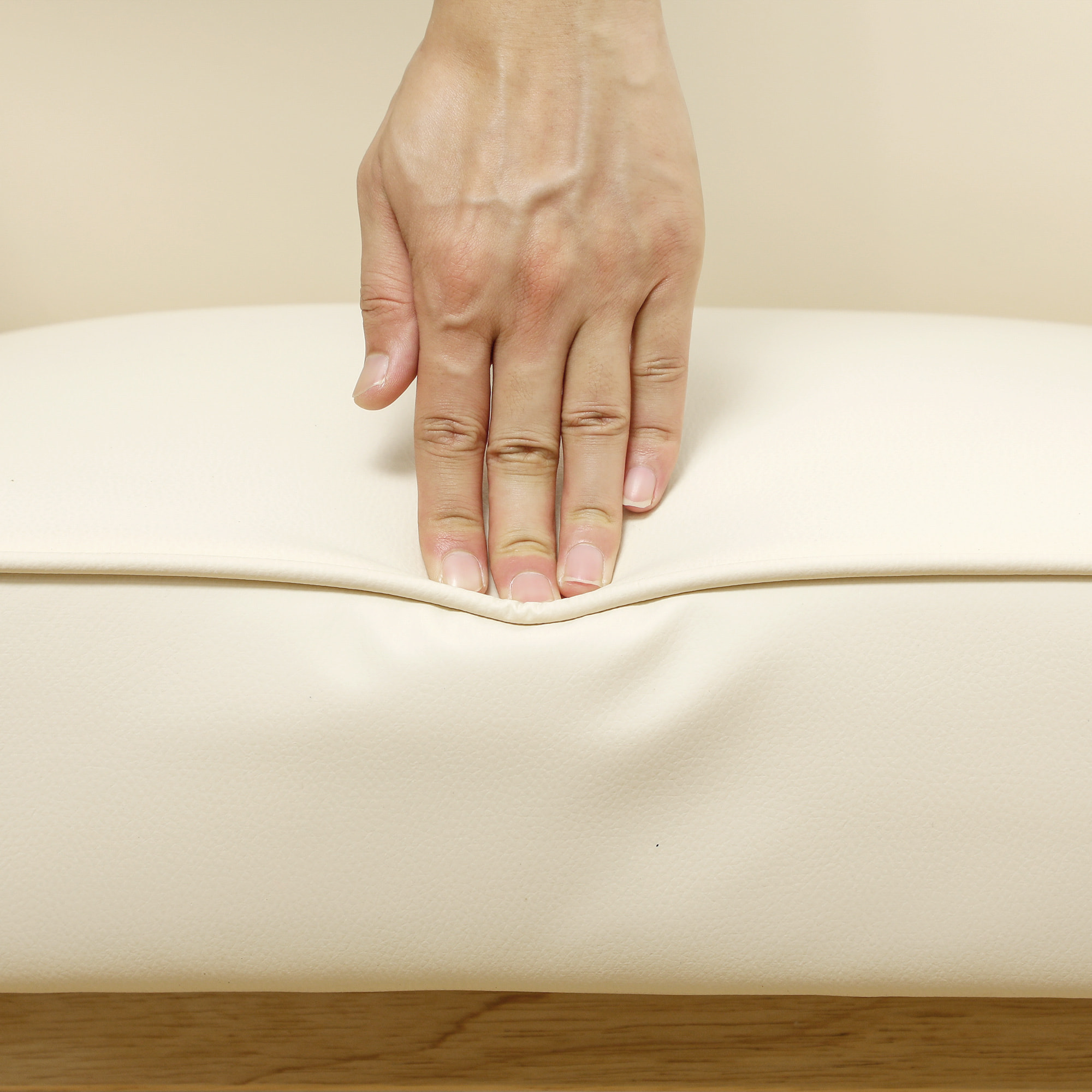 Butaca de Salón Butaca Nórdica Sillón de Salón Tapizado en PU con Reposabrazos y Marco de Madera de Caucho para Dormitorio Carga 120 kg Crema