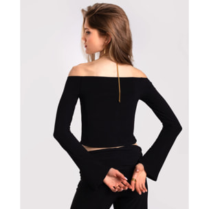 Top de manga larga con hombros al descubierto.
