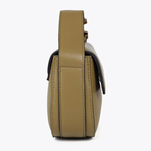 Elegante borsa a tracolla con patta strutturata e logo metallico