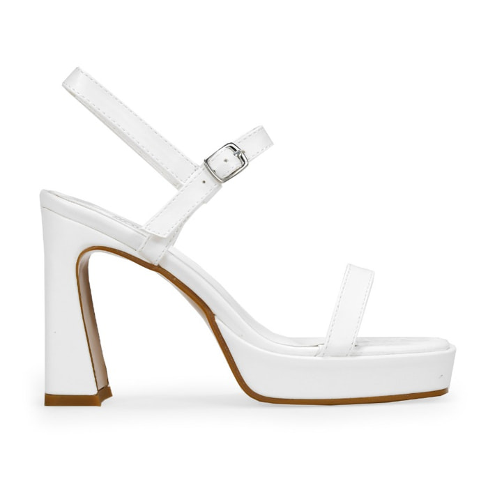 Sandalias blancas con tacón