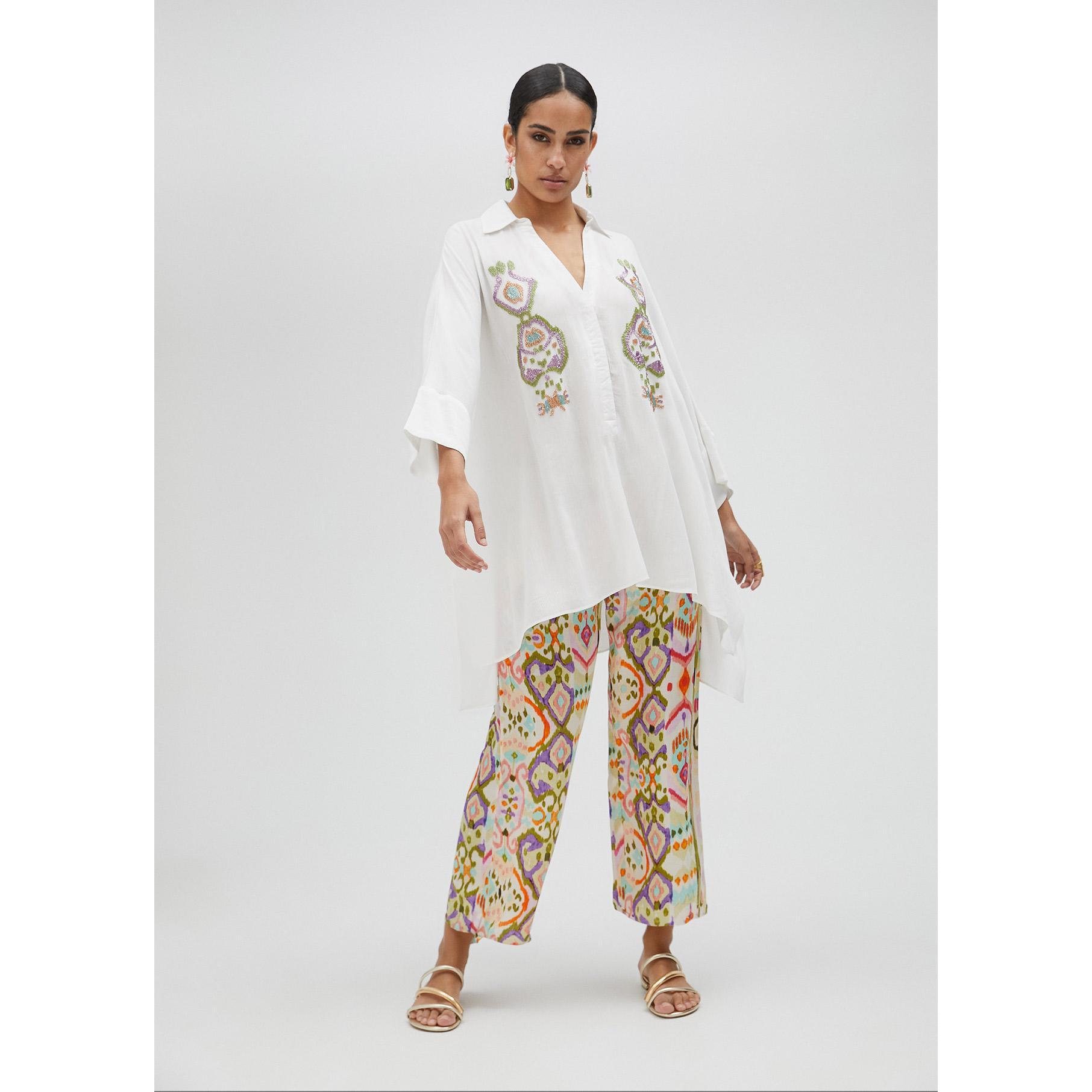 Camicia corta con maniche ricamate sul petto