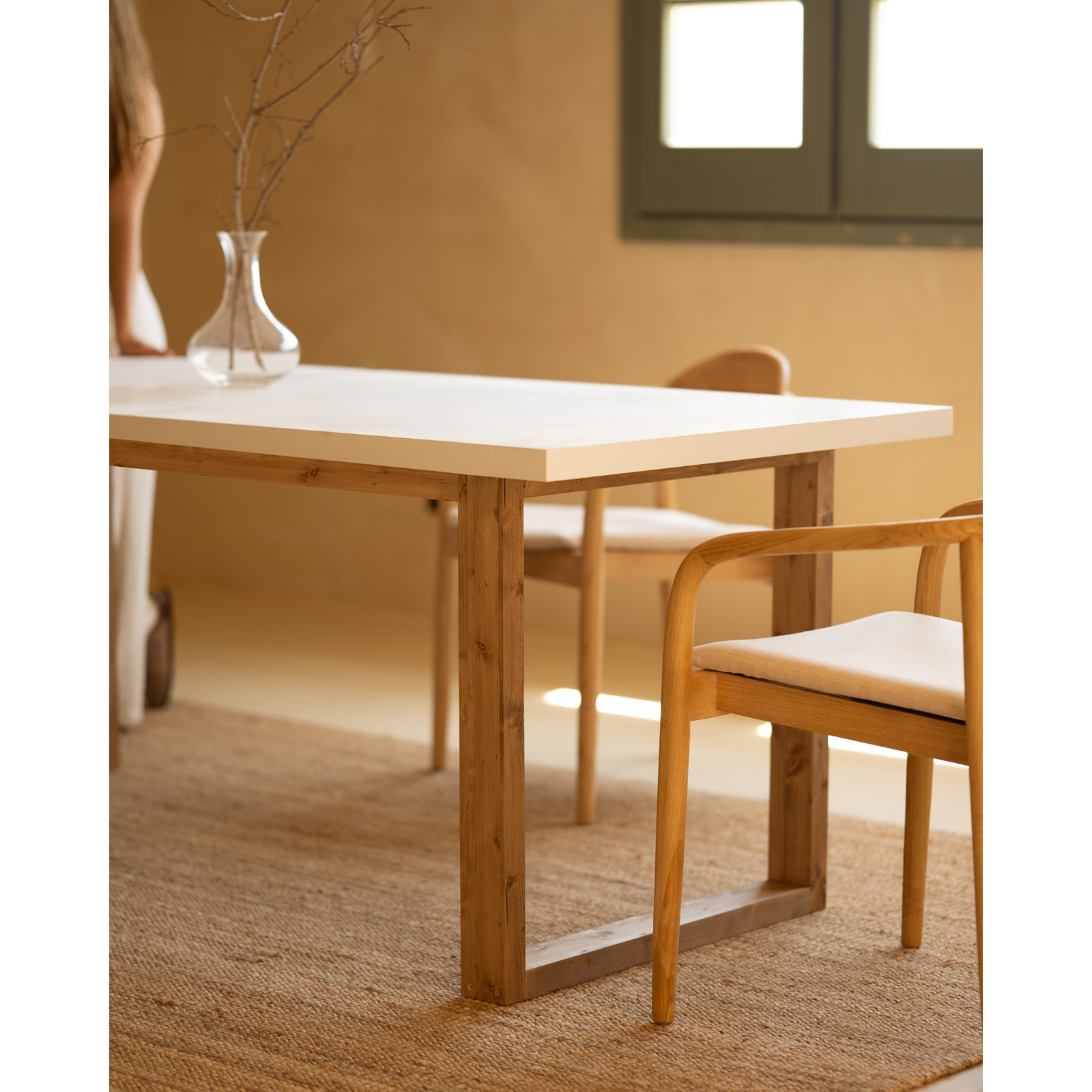 Mesa de comedor de laca mate en tono blanco roto de varias medidas