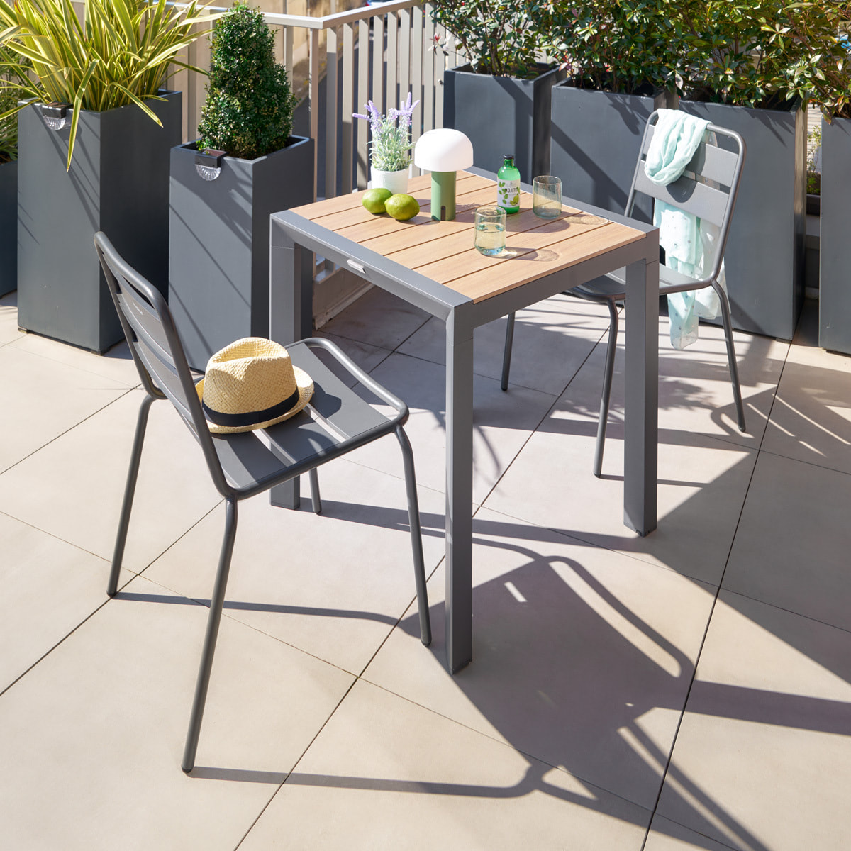 Table de jardin "Évasion" effet bois honey & graphite 2 places lates en aluminium