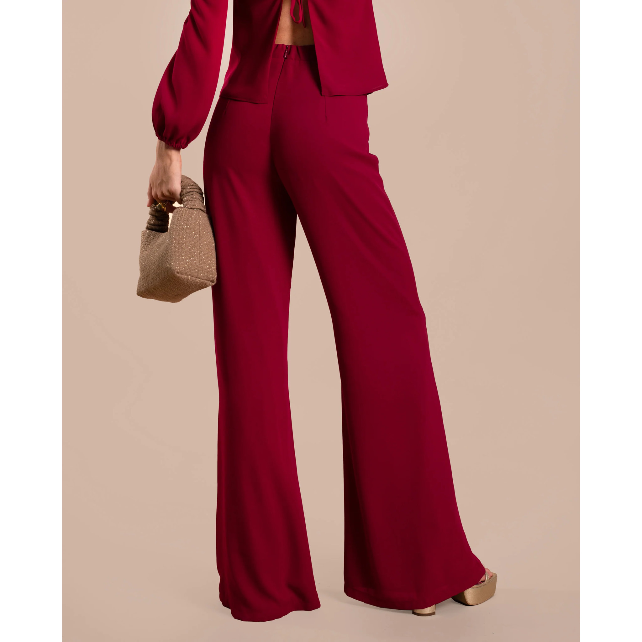 Pantalón de mujer campana de talle alto.