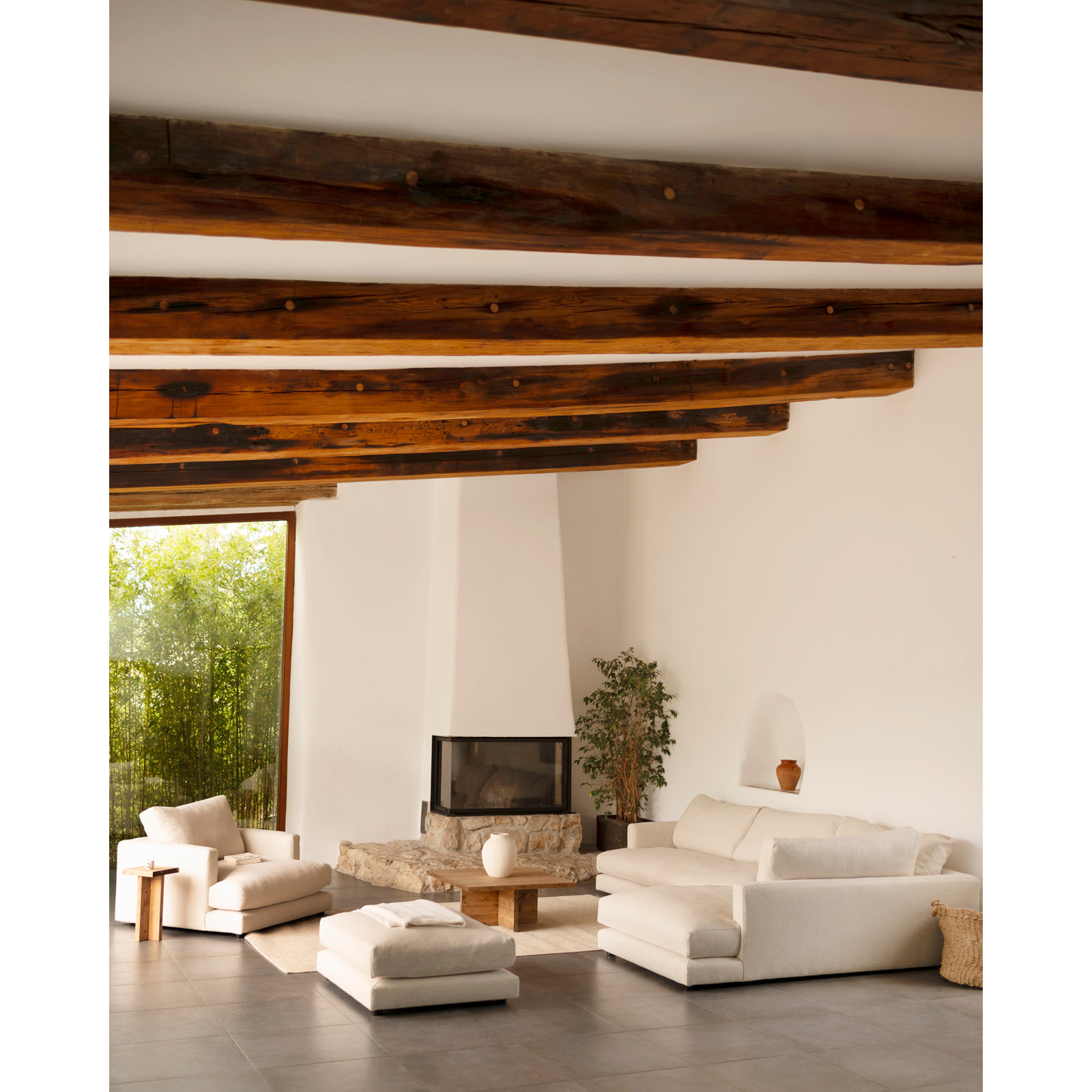 Table basse carrée en bois massif ton chêne foncé de 80x80cm Hauteur: 33.2 Longueur: 80 Largeur: 80