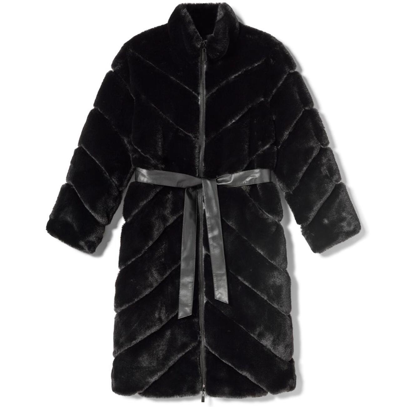 Cappotto di pelliccia di lunghezza media con tagli a spina di pesce