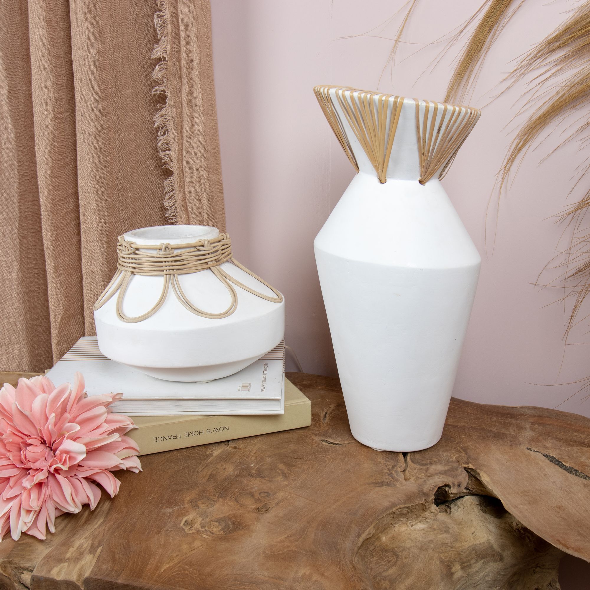 Vase en béton et rotin blanc h16cm NOUR