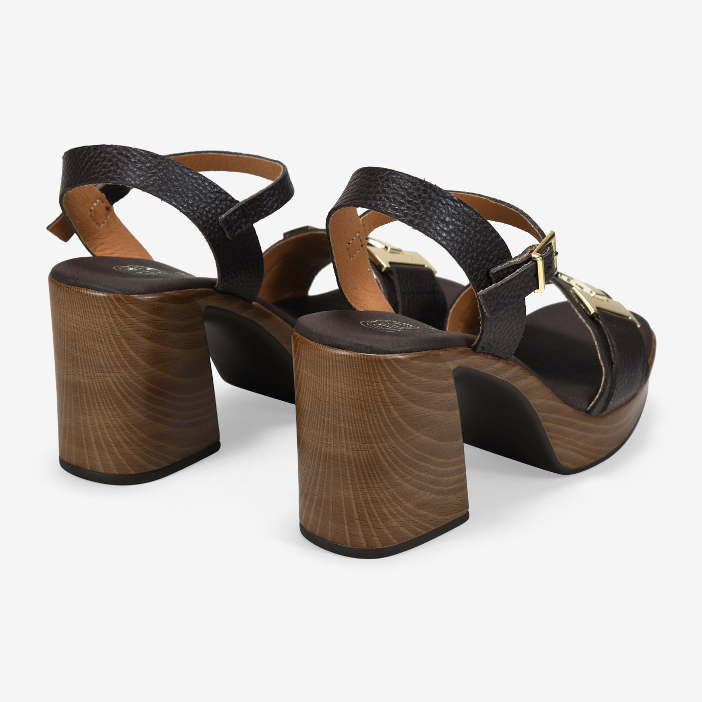 Sandalias de tacón marrones en piel con aplique metálico