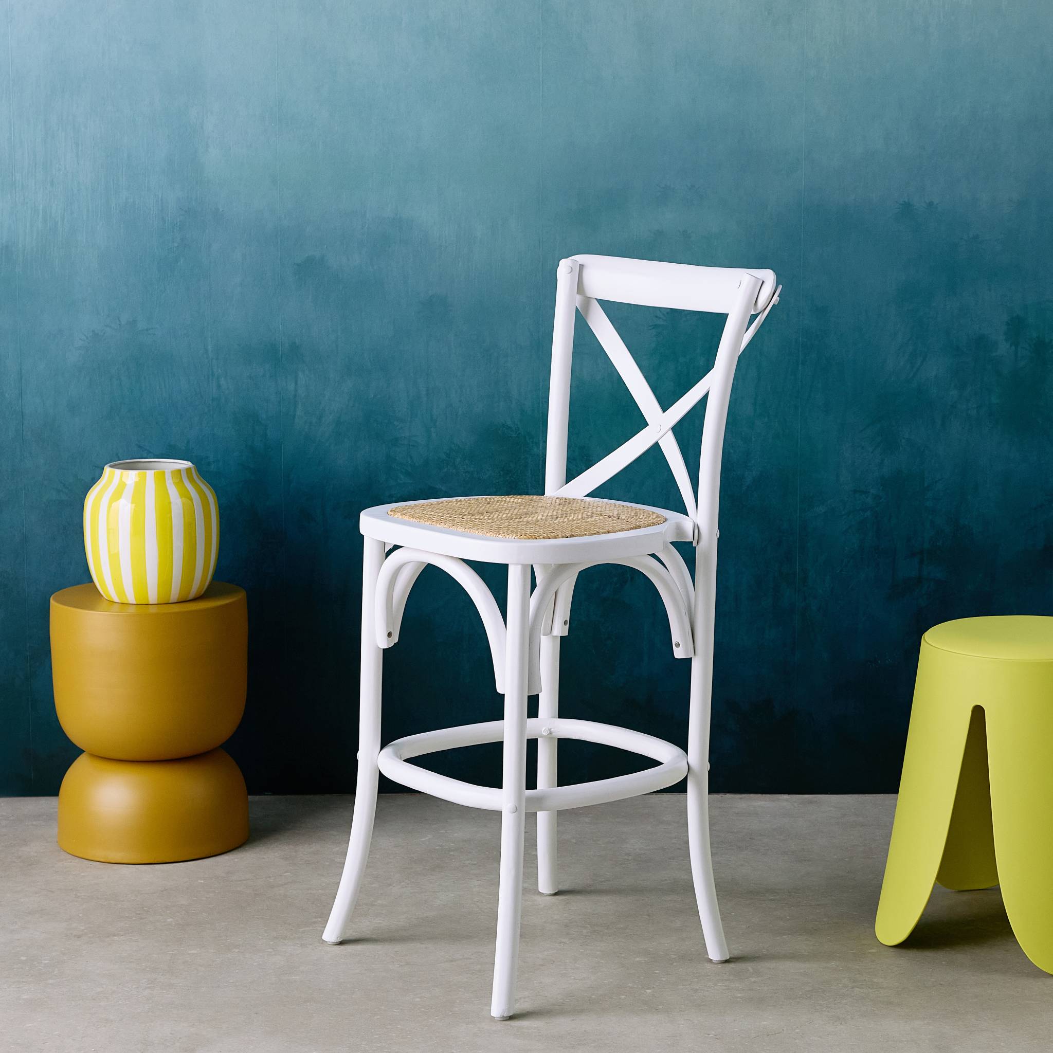 Tabouret de bar bistrot vintage en bois blanc avec repose-pieds
