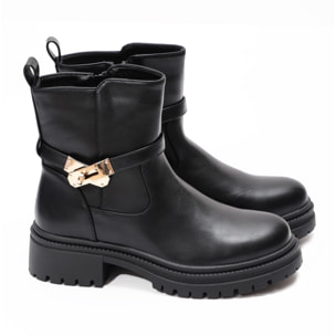 Stivaletti in simil pelle con fibbia dorata