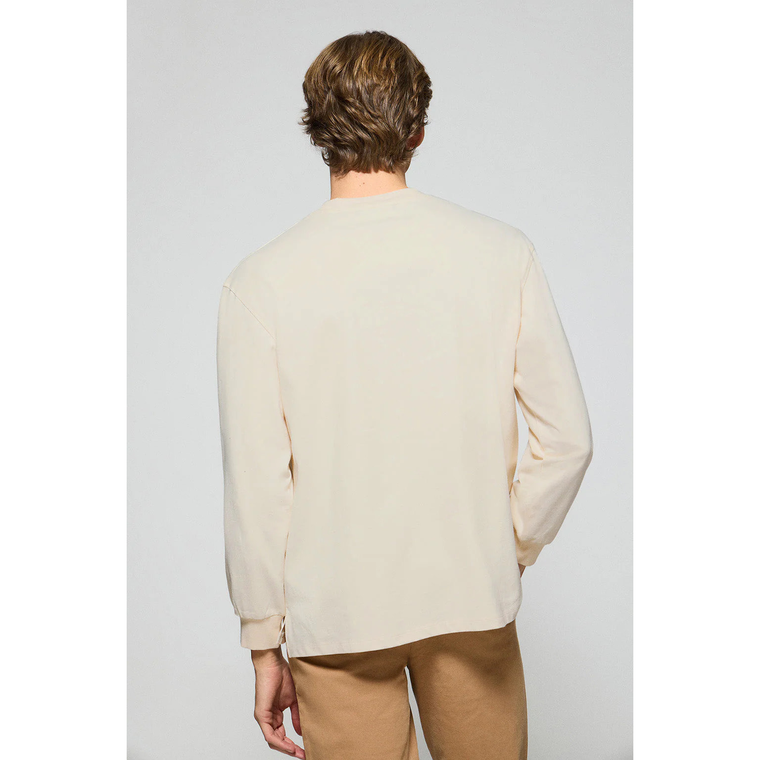 Maglietta ecrù a maniche lunghe e a girocollo con particolare Polo Club