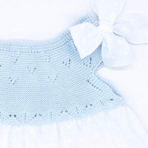 Vestido corto blanco, con cuerpo de punto azul y picunela azul en el bajo.