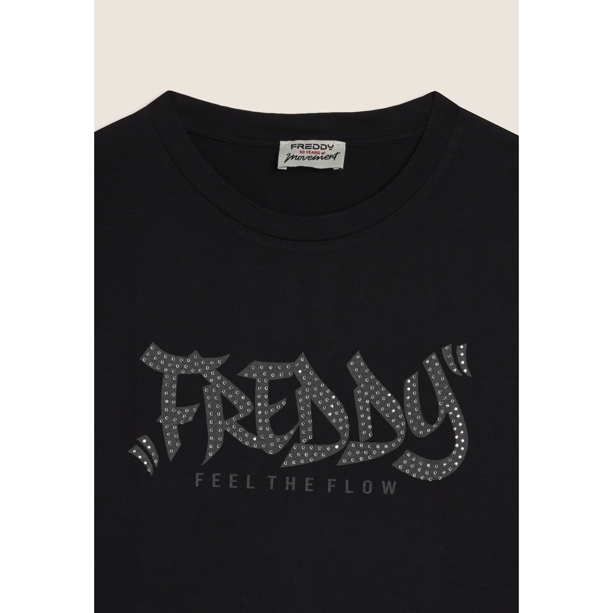 T-shirt con stampa "FREDDY FEEL THE FLOW" e borchie