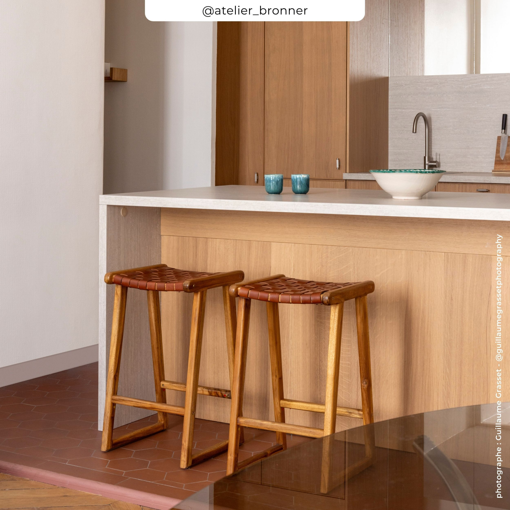 Tabouret pour îlot central 67 cm en teck et cuir tressé marron - Yuma