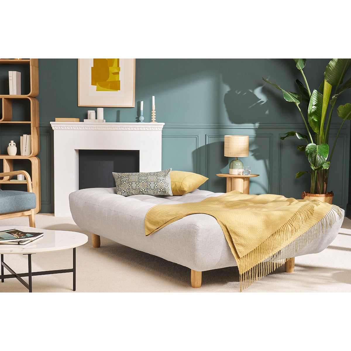 Canapé convertible scandinave 3 places en tissu gris clair et bois clair YUMI