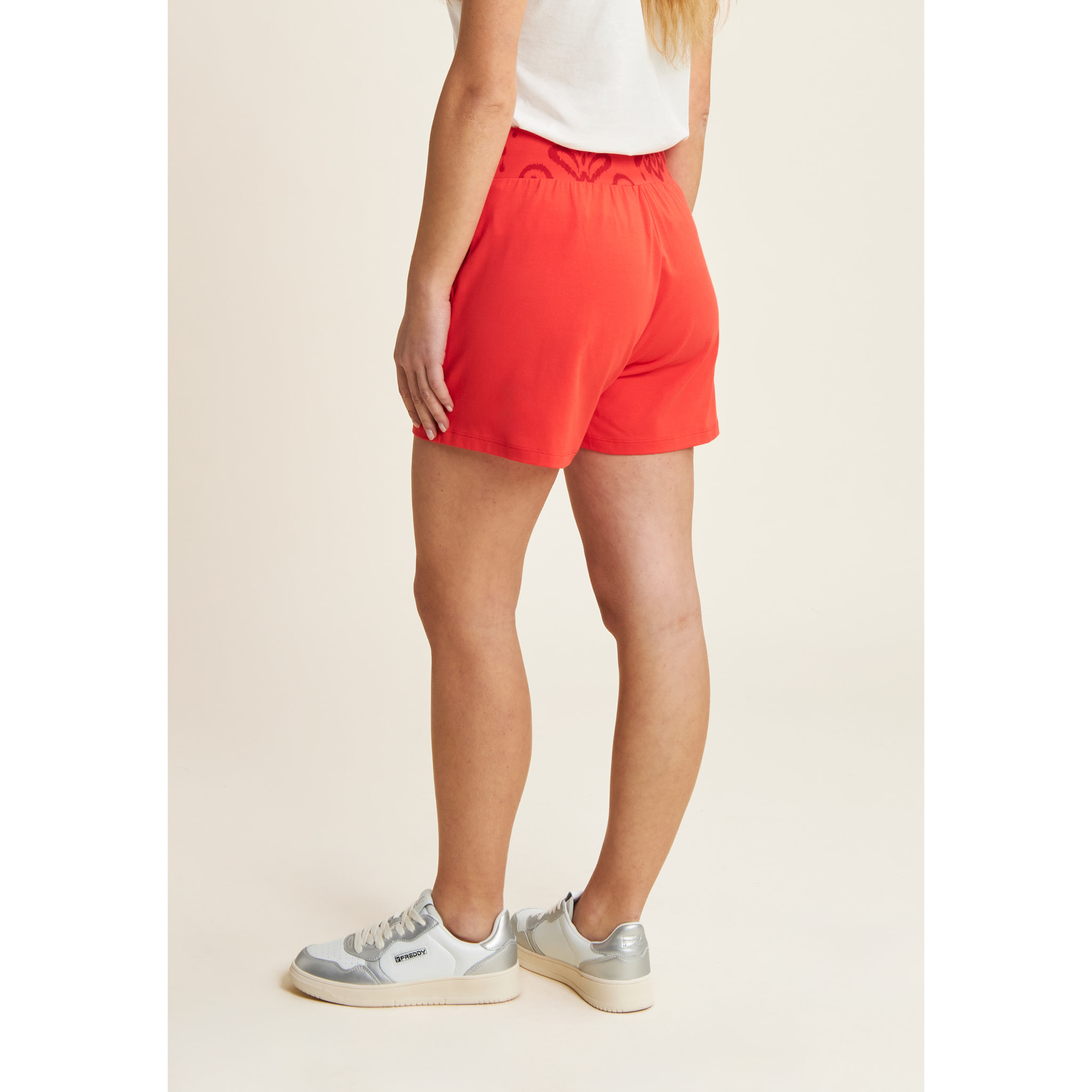 Short sportivi con fascia in vita floreale