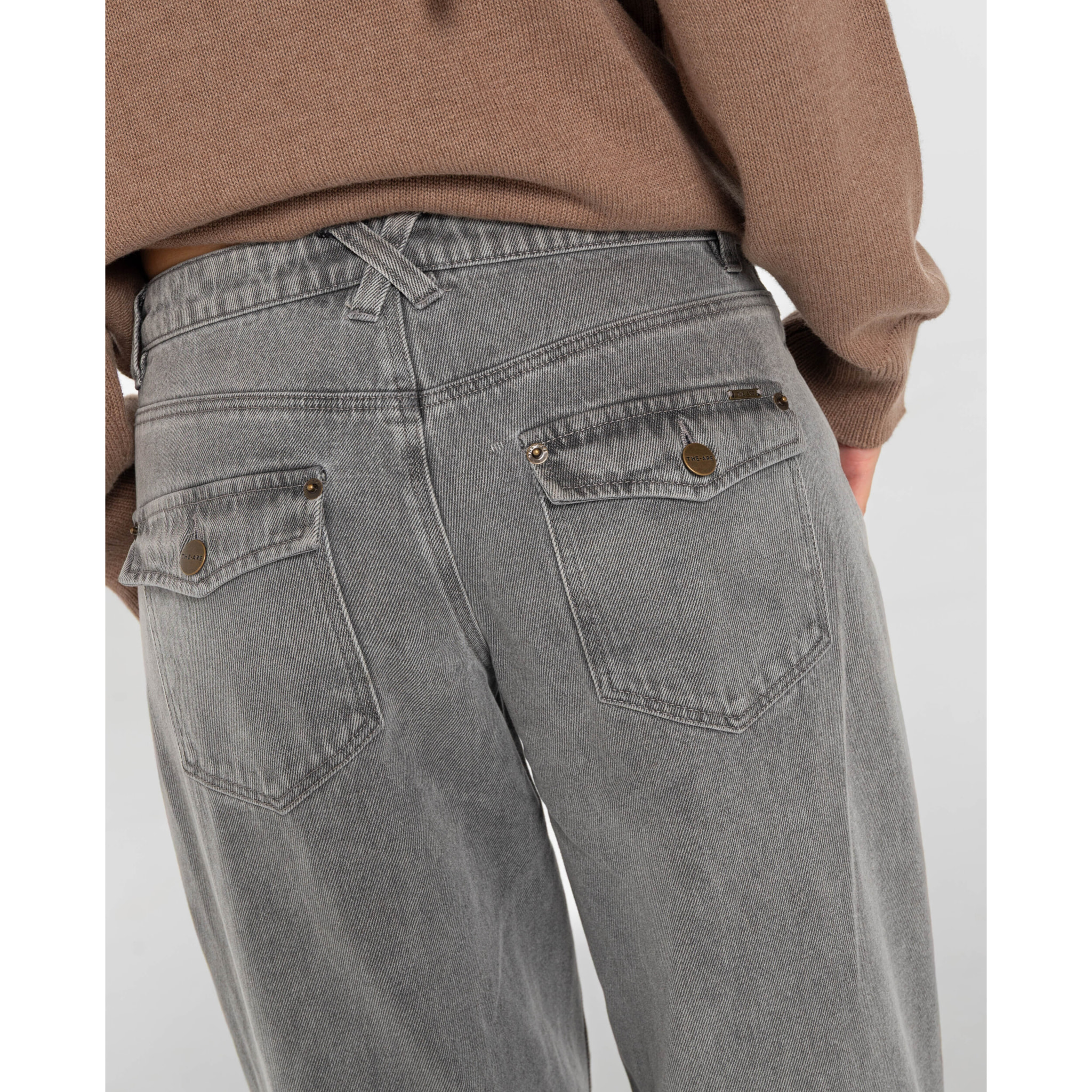 Jeans denim recto con costura delantera de mujer