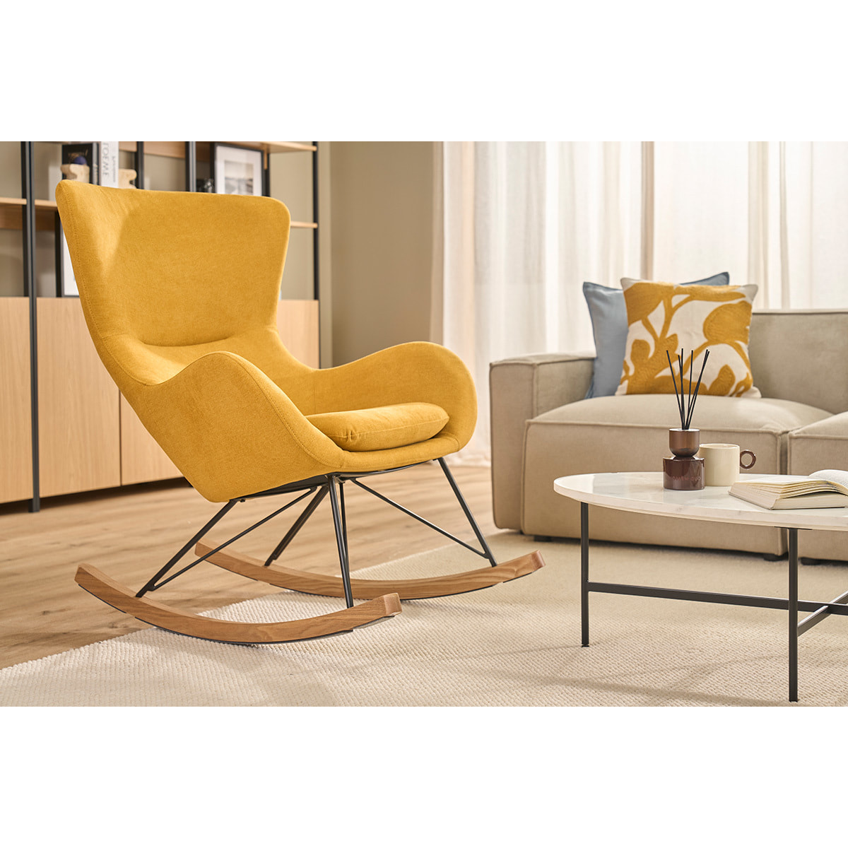 Rocking chair scandinave en tissu effet velours jaune moutarde, métal noir et bois clair ESKUA