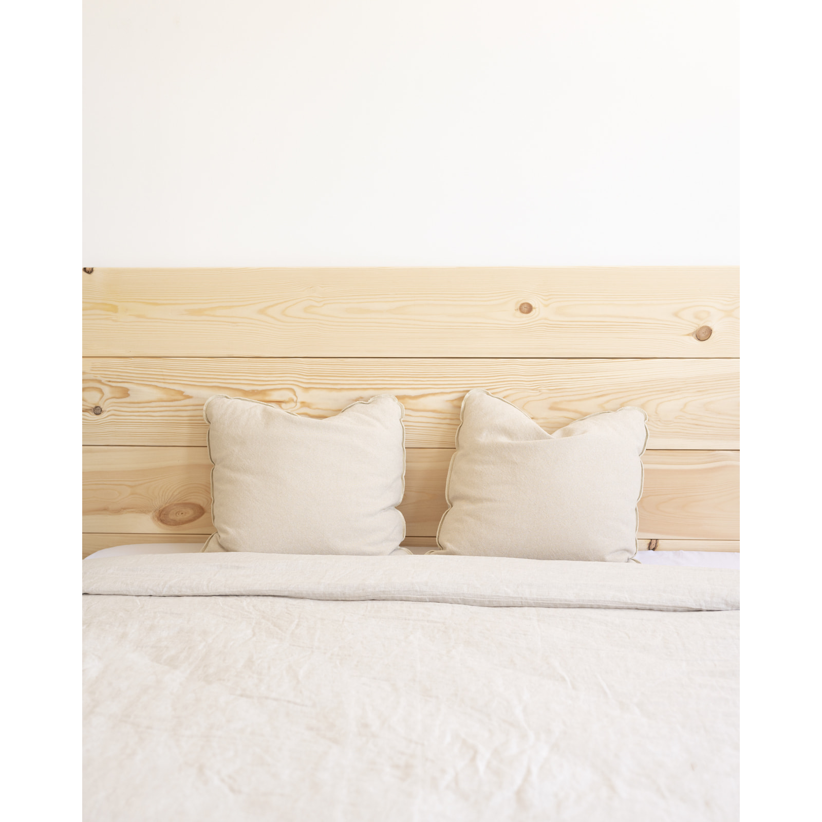 Pack de têtes de lit et de tables de chevet en bois massif ton naturel en différentes tailles