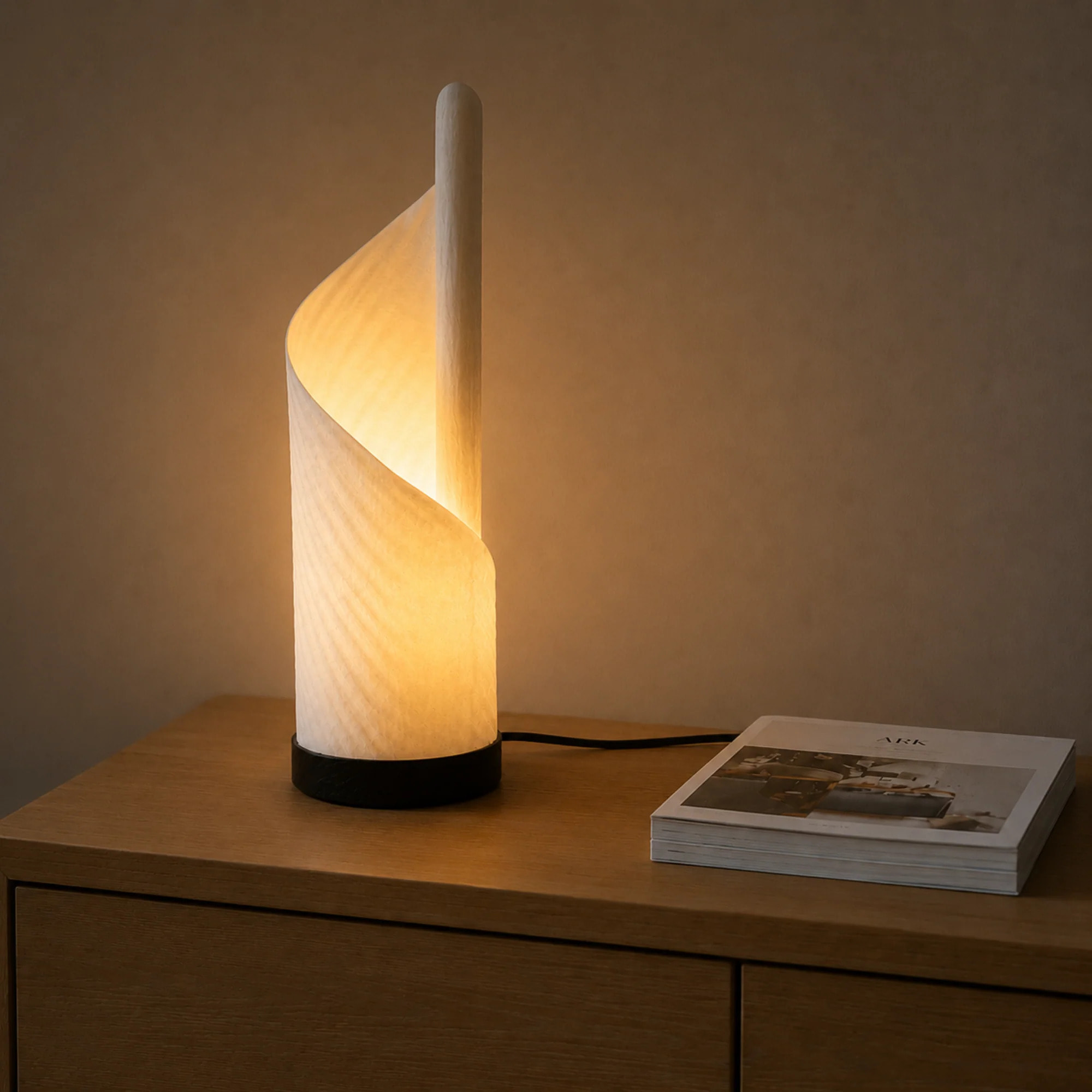 Lampe à poser en papier maché et bois - Elya