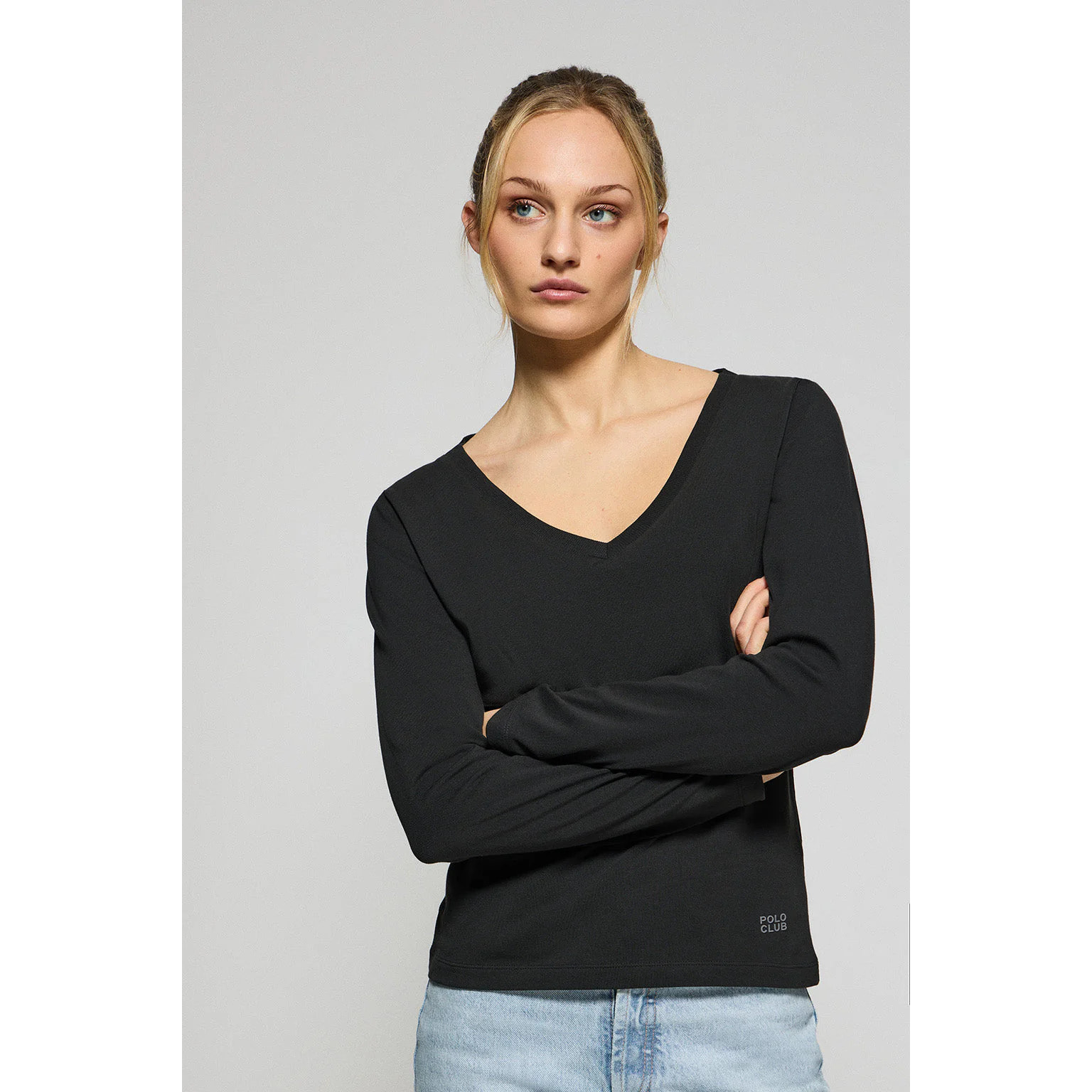 Maglietta basic nera con scollo a V e logo in gomma