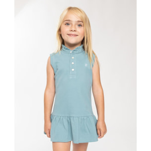 Vestido de polo verde, sin mangas con volante en el cuello y en el bajo.