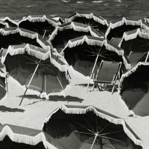 Affiche Photo d'Art - sun Umbrellas on a Beach, 1960 Affiche + cadre en bois - Chêne
