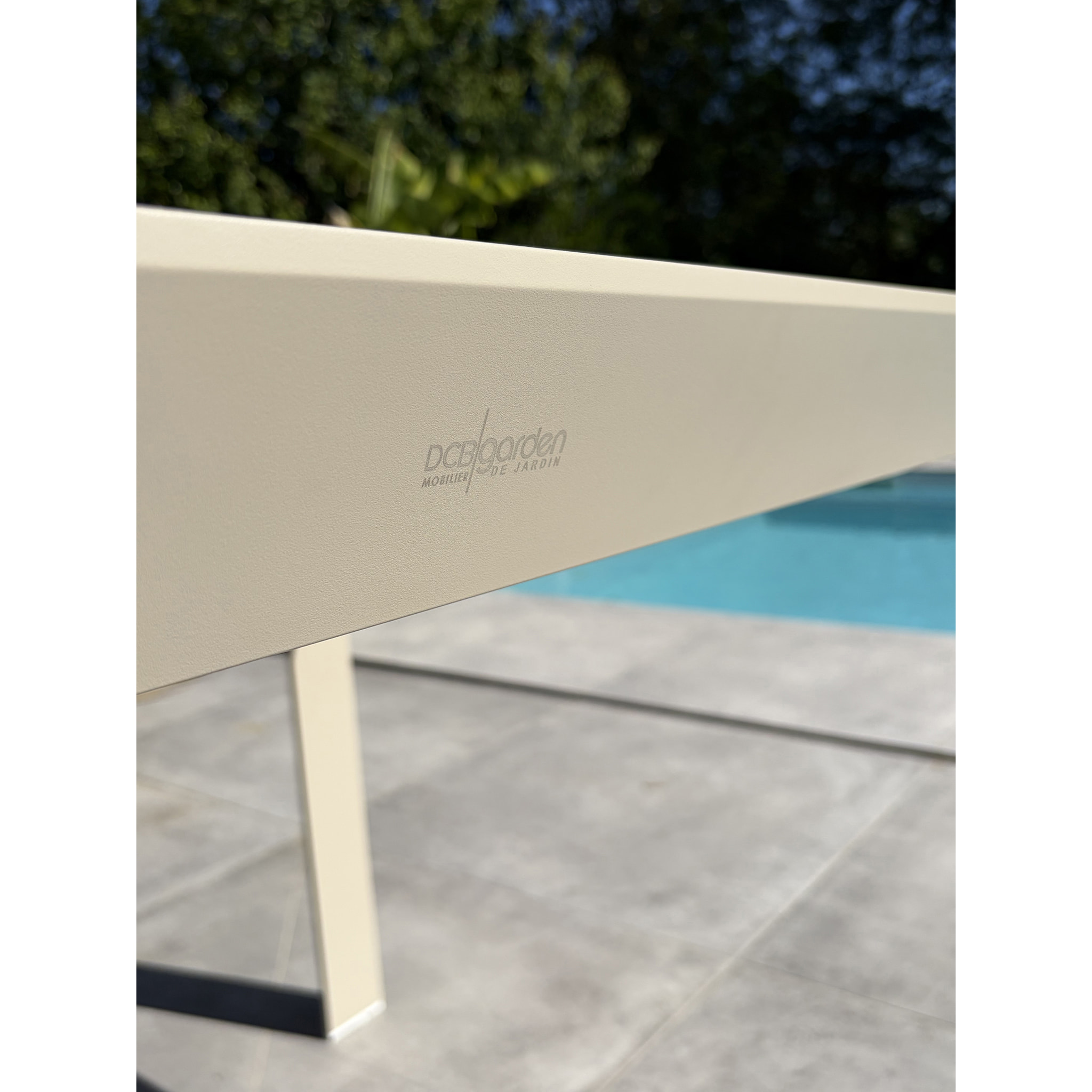 TONGA - Table de jardin 4 places en alu plateau polywood  aspect bois