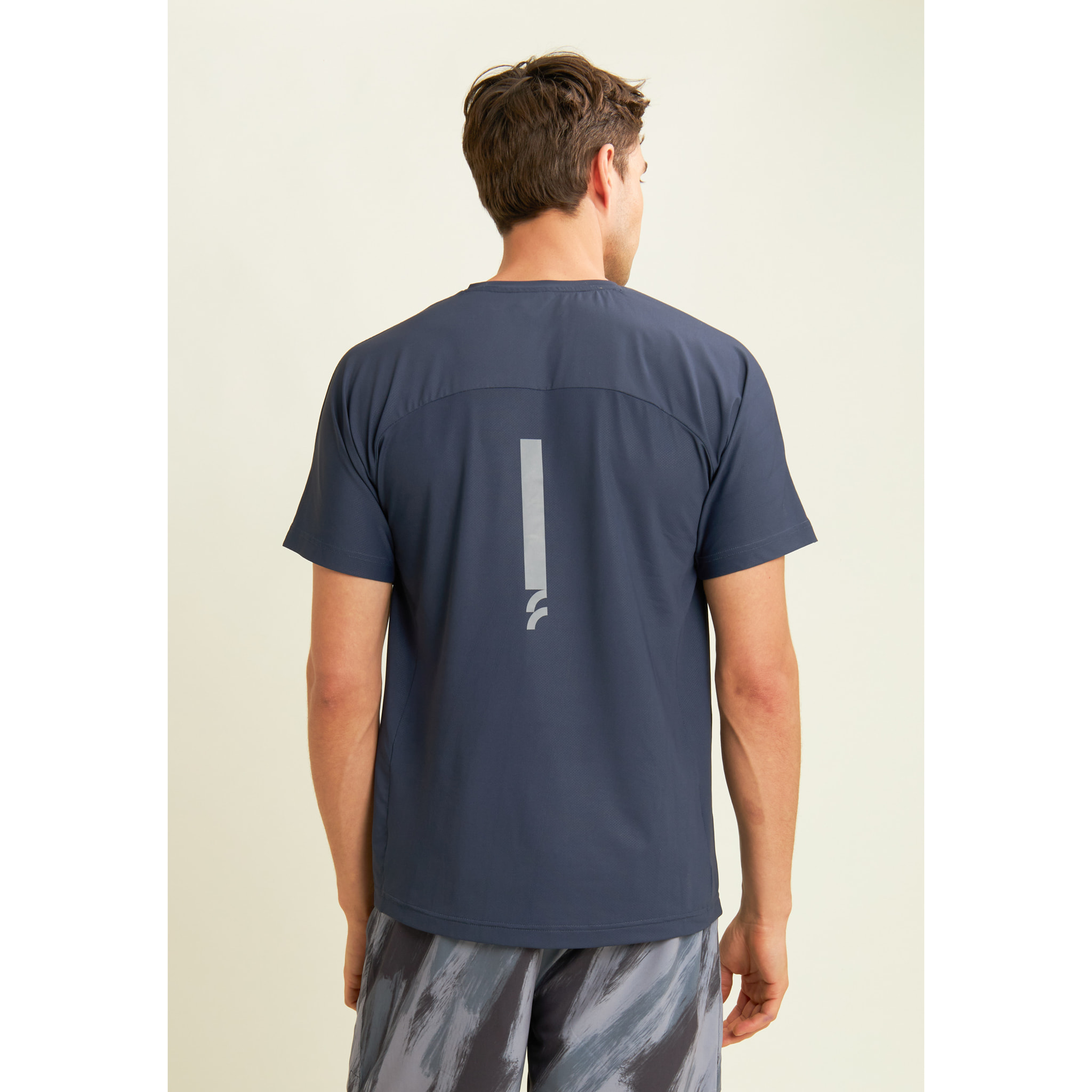 T-shirt slim con logo al cuore e fit ergonomico
