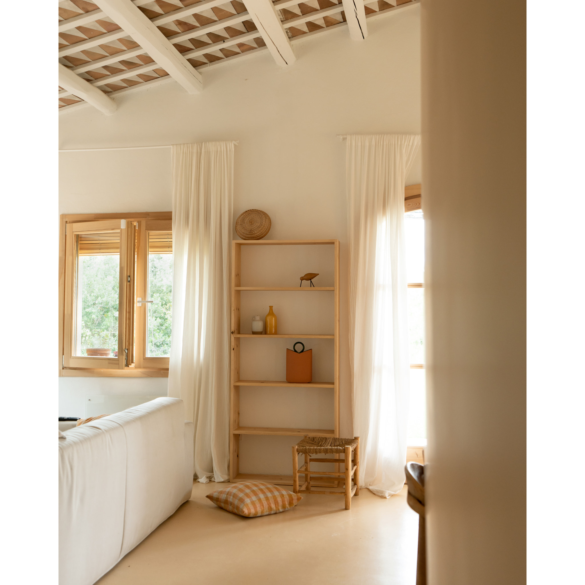 Estantería de madera maciza tono roble medio con 4 estantes Alto: 182 Largo: 80 Ancho: 20