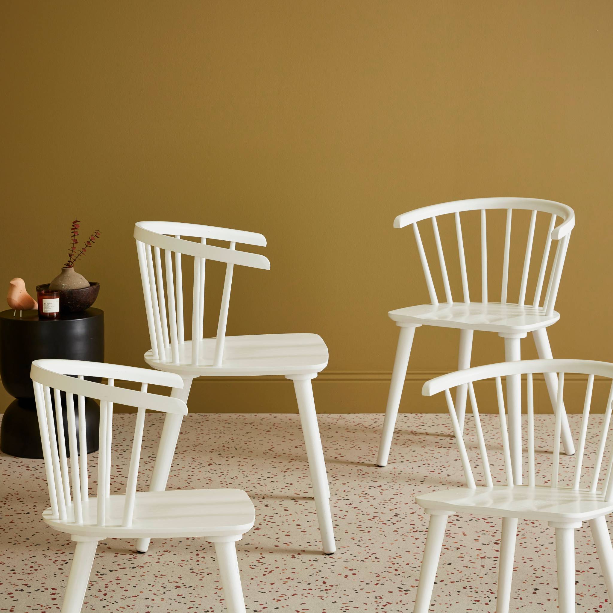 Lot de 4 chaises blanches à barreaux en bois et contreplaqué. Paula. L 51 x P 53 x H 75cm