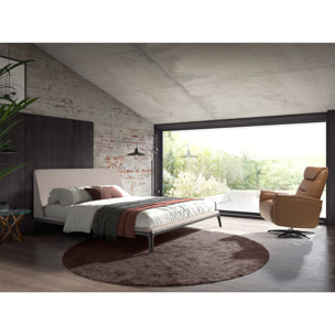 Sillón Angel Cerdá relax giratorio con reposabrazos asiento y respaldo tapizados en piel de origen vacuno en marrón patas de acero inoxidable en negro mate 78x96x105cm