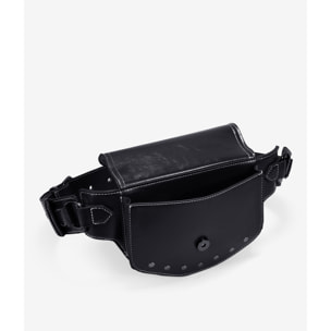 Riñonera negra con solapa y tachuelas