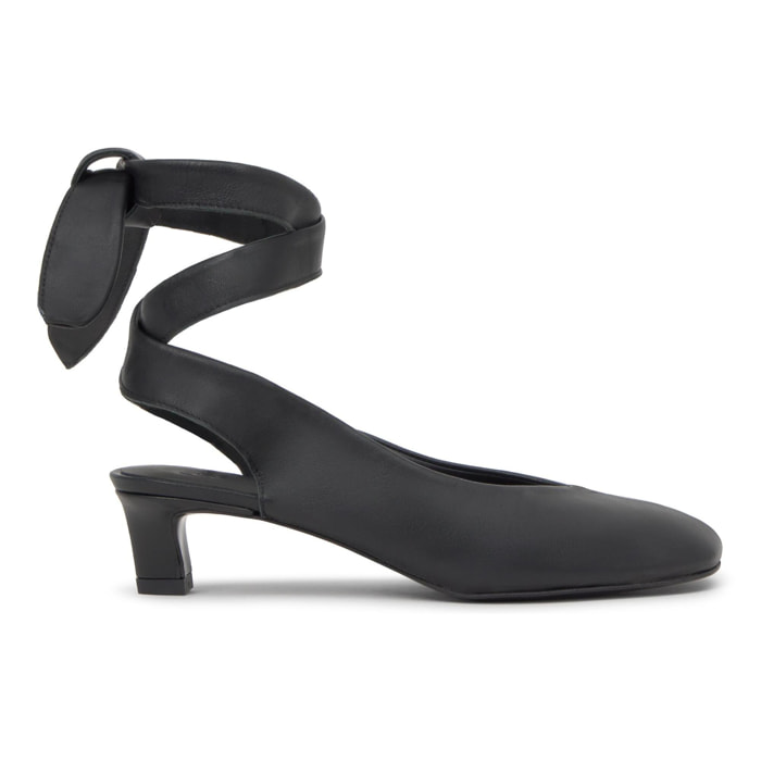 Zapato tacón destalonado Ada en napa con cierre de cintas