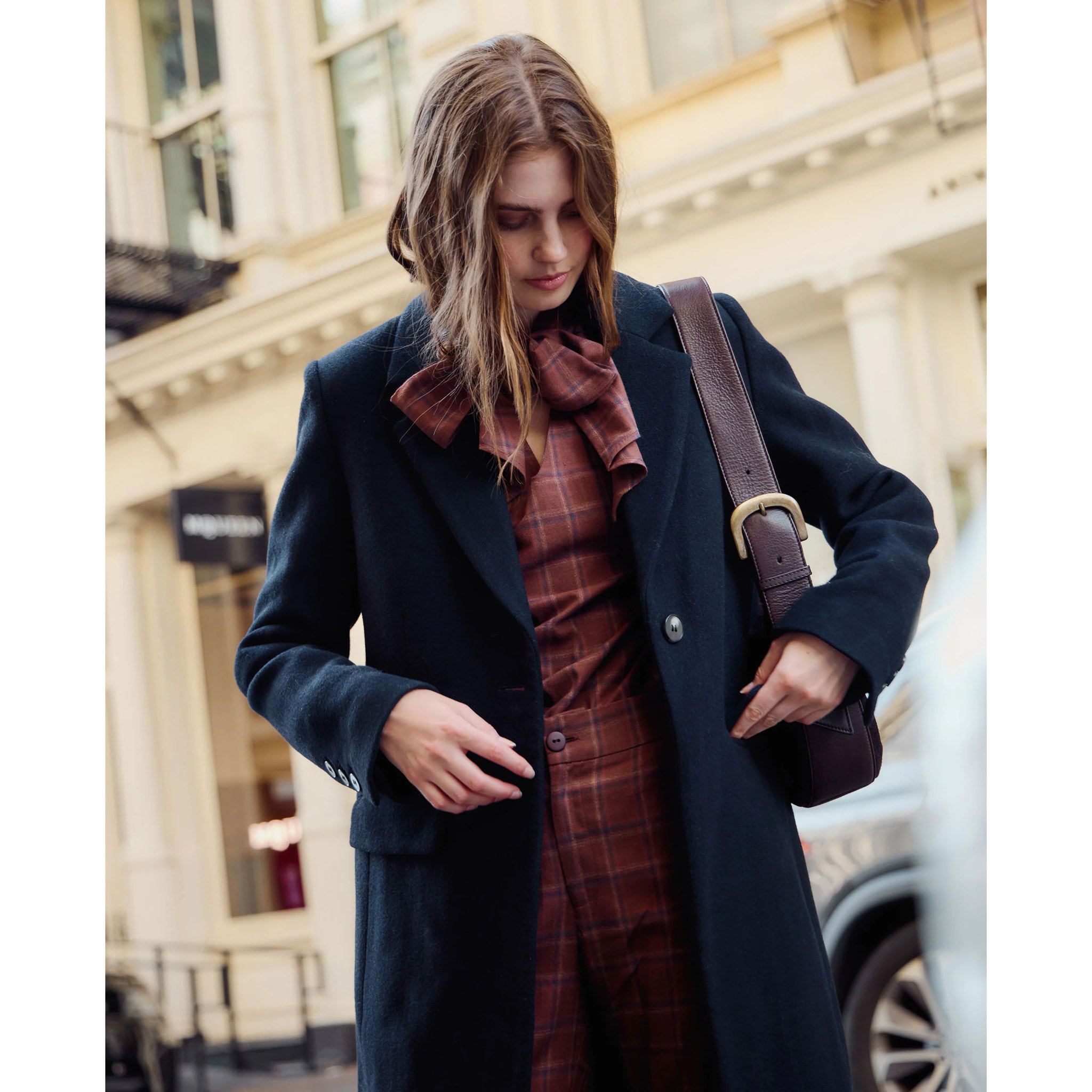 Blusa marrón con escote pico, foulard y manga larga con puño elástico