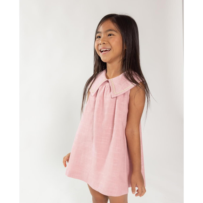 Vestido marinero de lino rosa. De tirantes cuello con detalle de picunela.