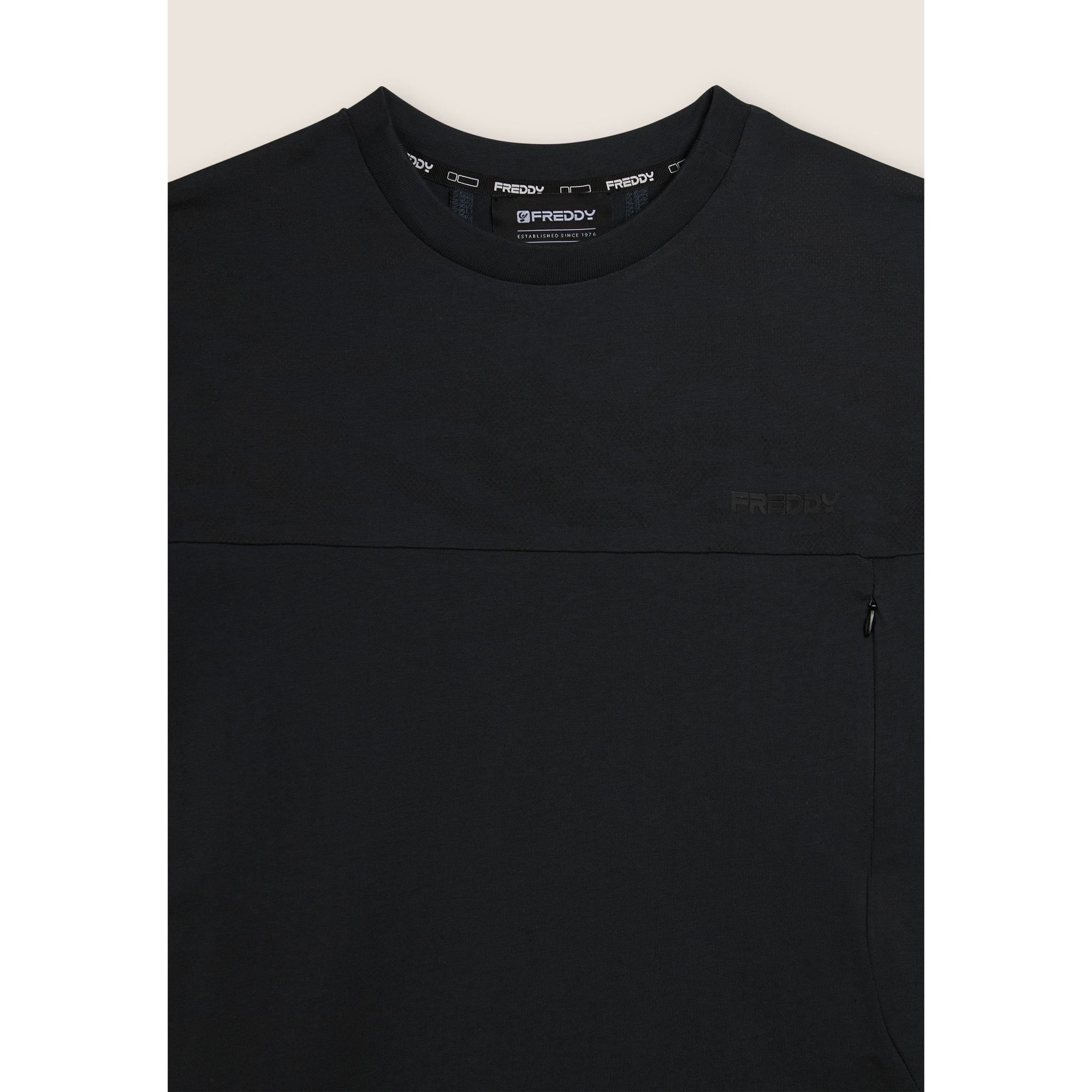 T-shirt con stampa fantasia e taschino zippato