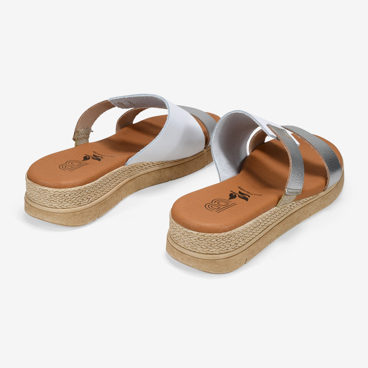 Sandalias de piel blancas y metalizadas con cuña