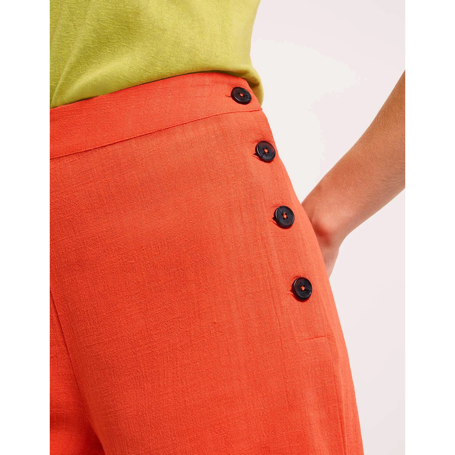 Short Lino Fluido Botones Naranja - Malecum