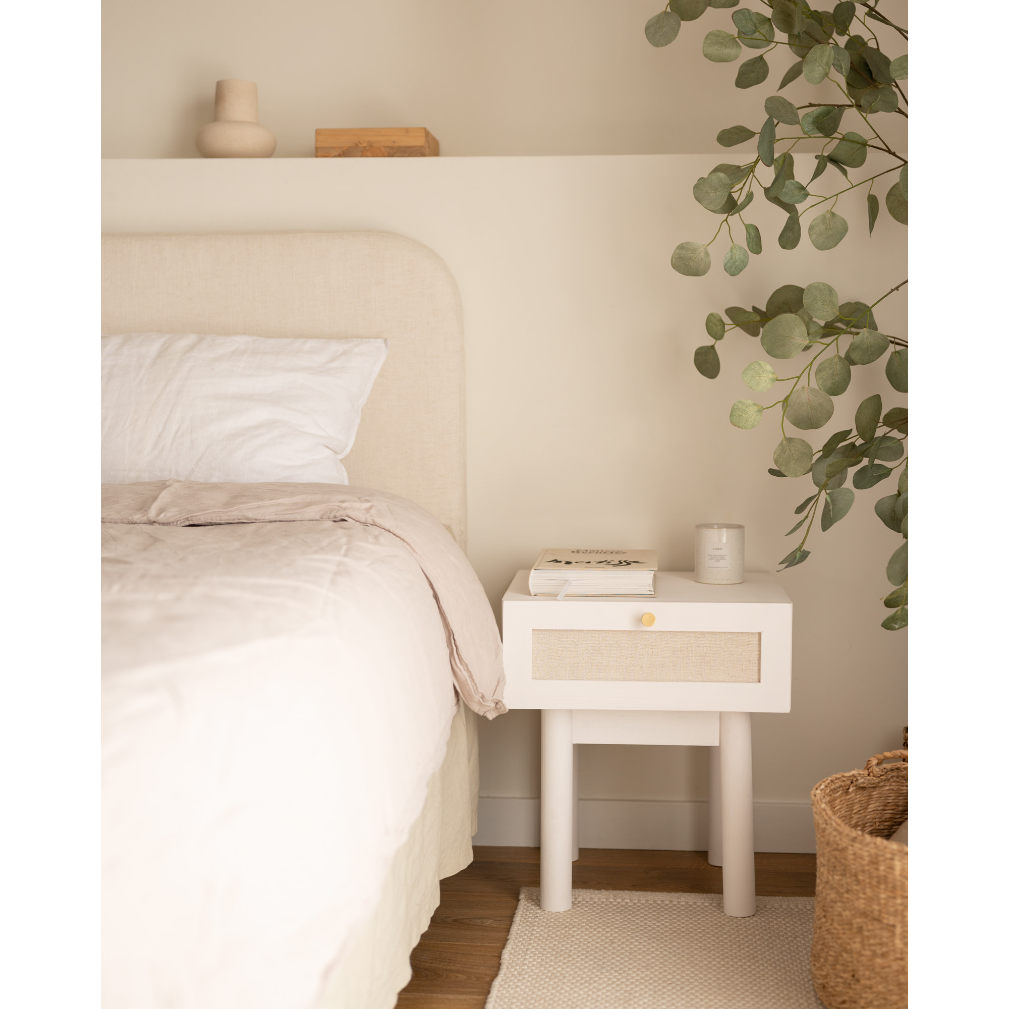 Chevet en bois massif et lin avec un tiroir en blanc de 40x45cm Hauteur: 45 Longueur: 40 Largeur: 37