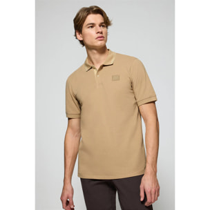 Polo de dos botones en color camel con logo Polo Club