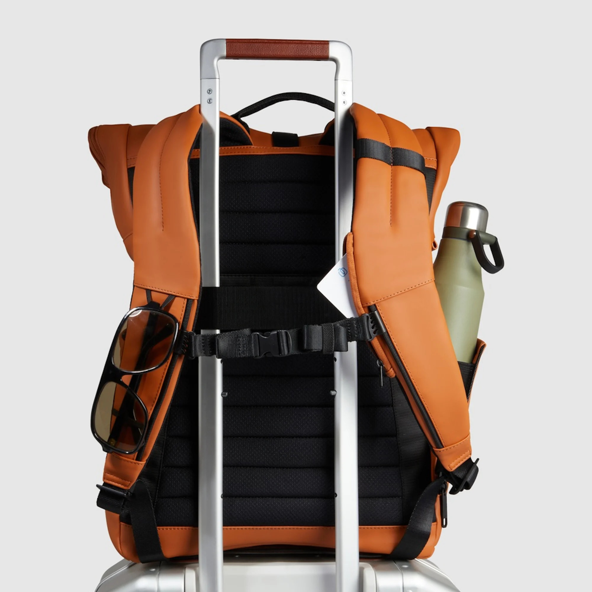 Piquadro Zaino roll-top per PC e iPad® con cinghia pettorale, agganci per lucchetto e luce portatile da bici