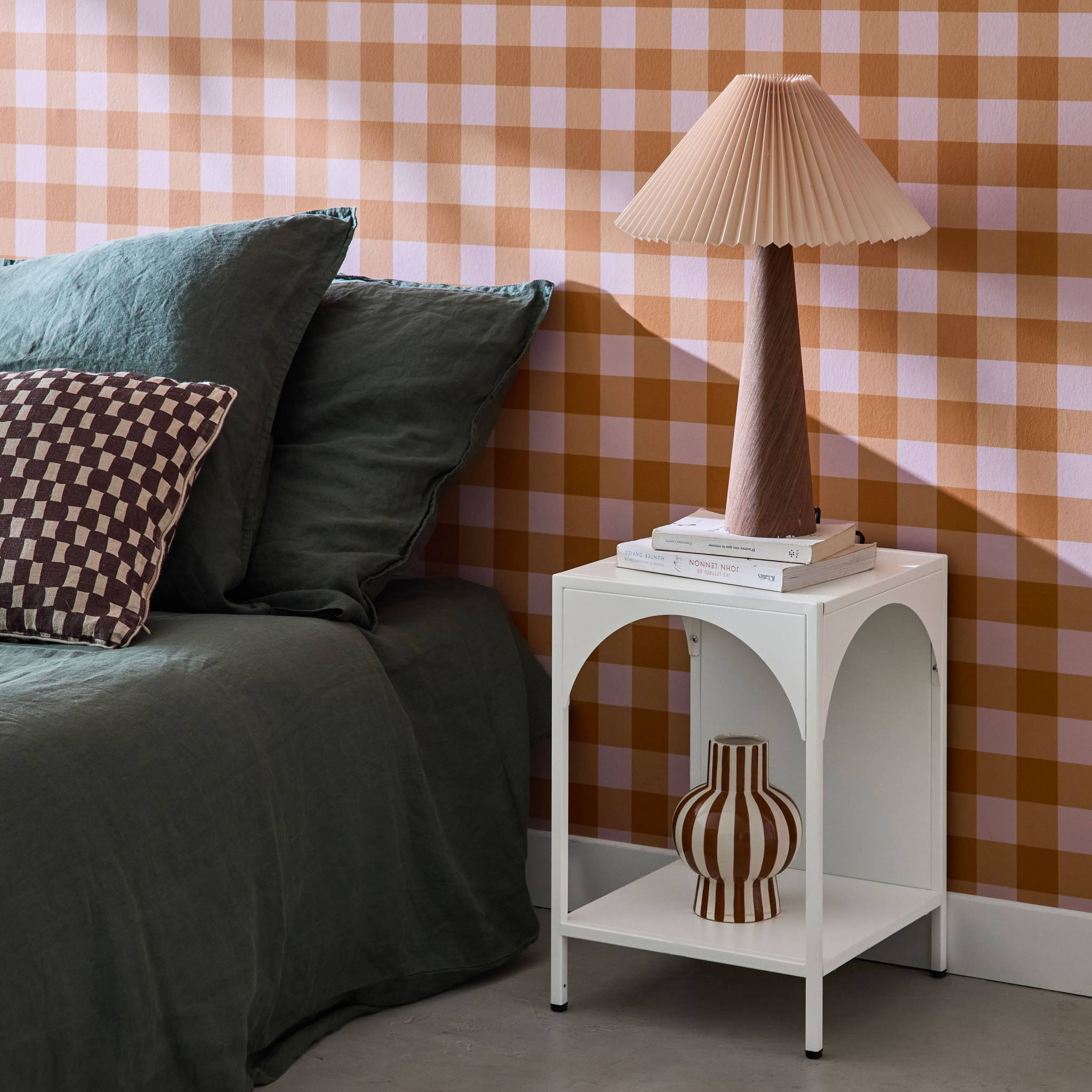 Table de chevet. table d'appoint en acier blanc