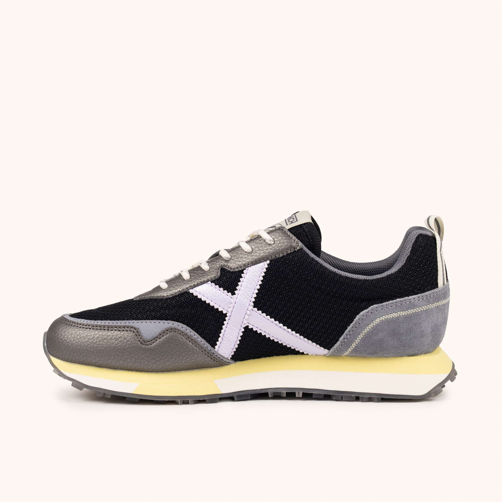 Zapatilla Deportiva Urbana en Negro y Gris con Detalles Lavanda MUNICH NEXT WMN 22