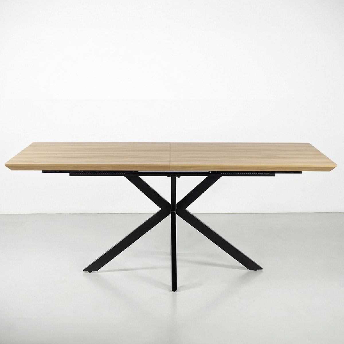 Tavolo da pranzo allungabile in MDF effetto rovere chiaro con gambe nere - Gabry