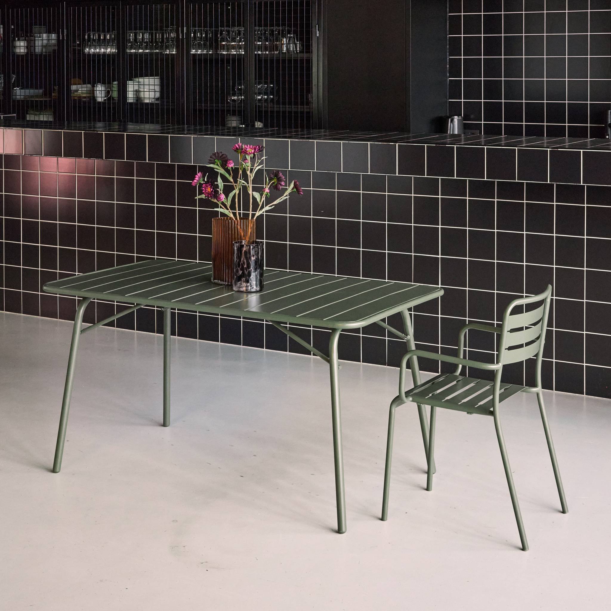 Table de jardin pliante métal 6 places. kaki. Amelia. 140x80cm. traitement antirouille. lattes et bords arrondis