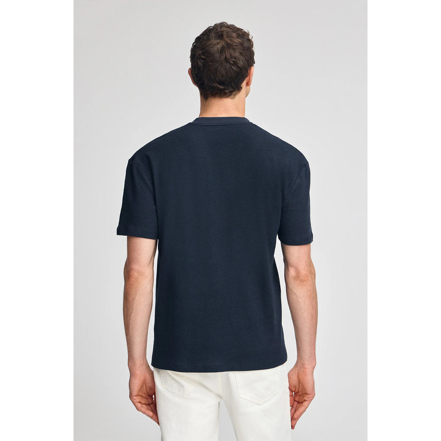 Camiseta azul marino en lino y algodón de cuello en pico y monograma bordado