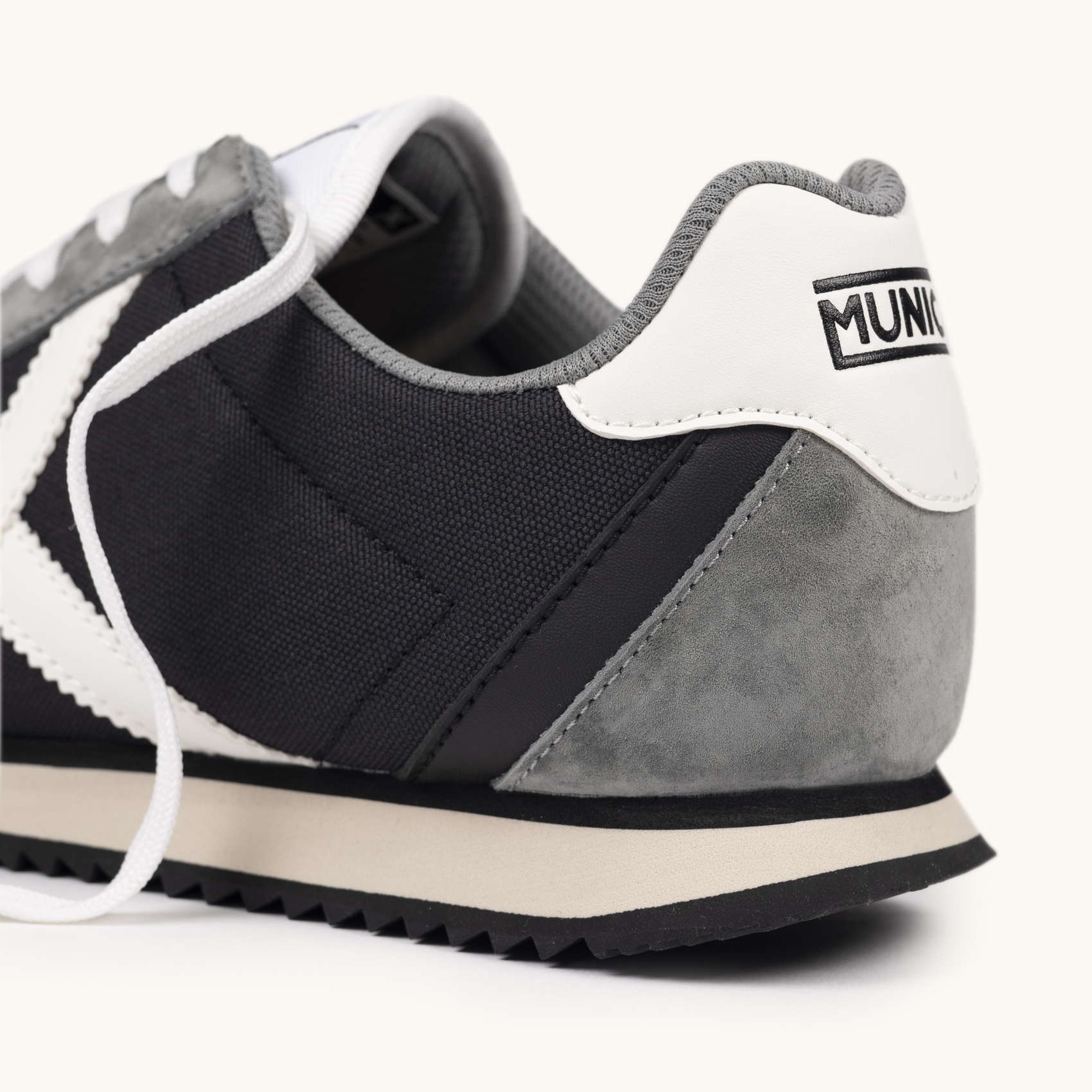 Zapatilla de Inspiración Retro años 70 en Gris y Marino MUNICH RIBER 15