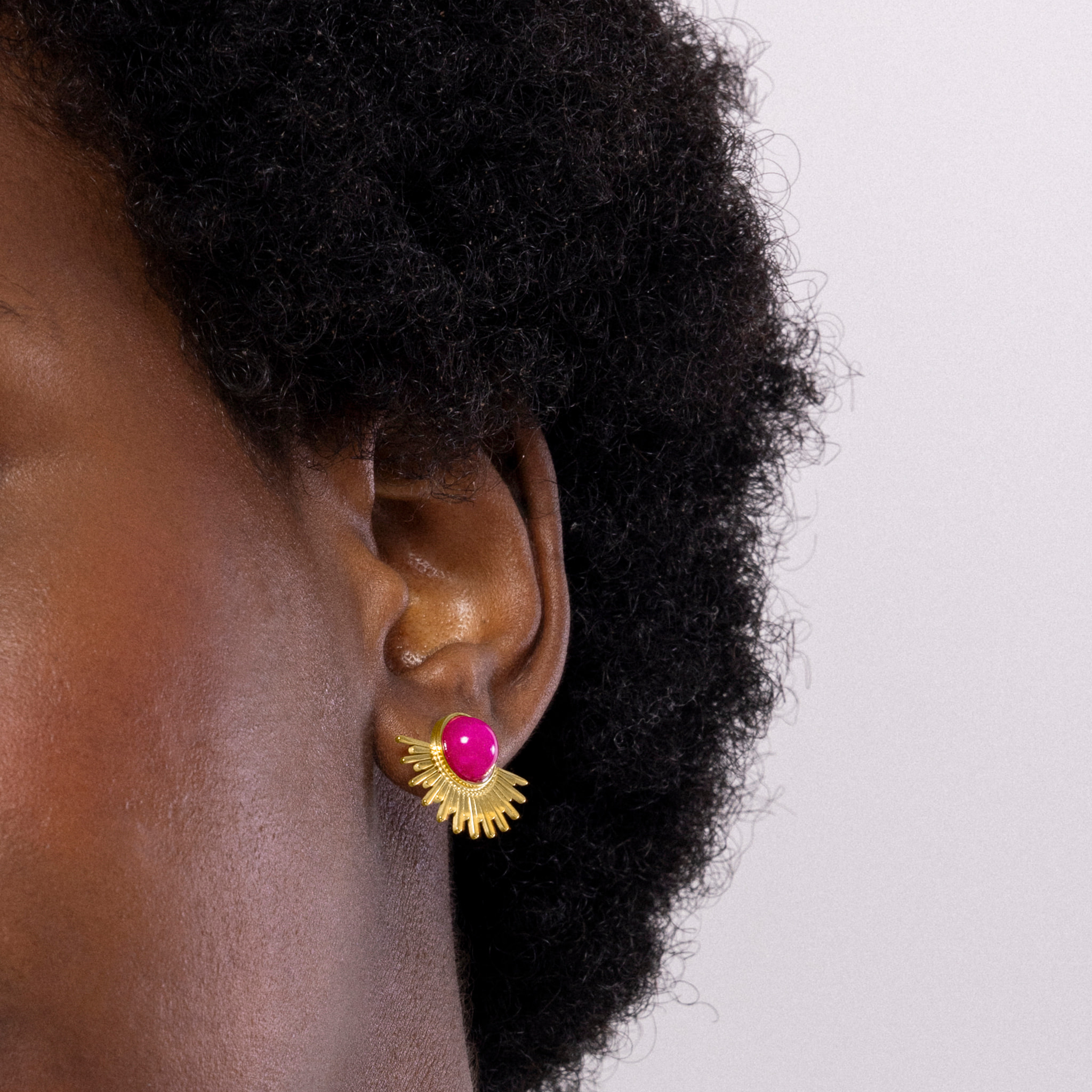 Pendientes de Cristal Rojo acabados en oro amarillo de 18k