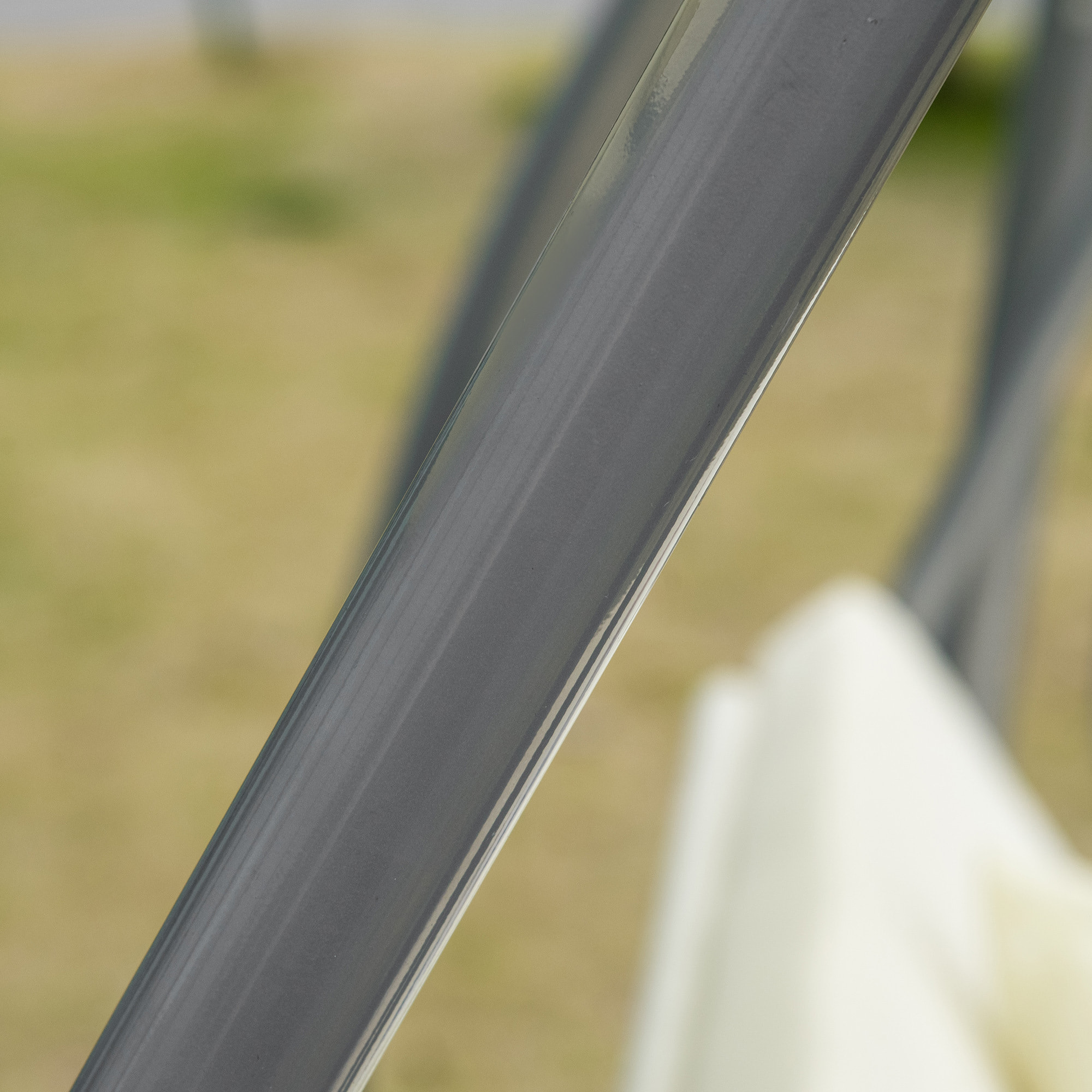 Balancelle de jardin 3 places convertible toit inclinaison réglable 2 tablettes support acier époxy gris polyester crème